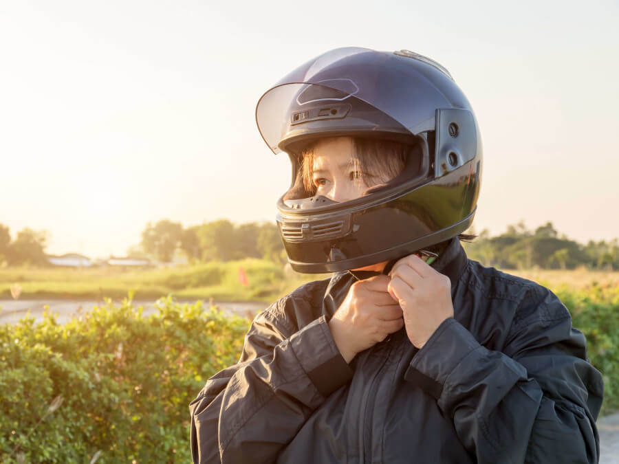 ヘルメットをかぶる女性